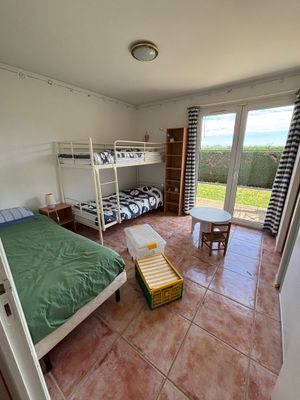 une chambre équipée de lits superposés et d'une table