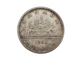 gros plan d'une pièce de monnaie sur une surface blanche avec un fond blanc