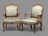 paire de fauteuils de style Louis XV avec revêtement floral, revêtement floral, revêtement floral, revêtement floral, revêtement floral, revêtement floral, revêtement floral, revêtement floral, revêtement floral
