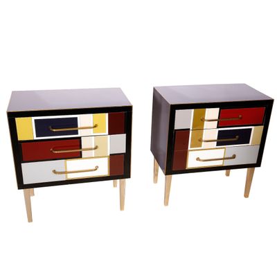 une paire de tables de chevet de style « mid-century modern » en noir, or, rouge et blanc
