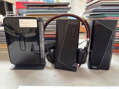 Une paire de petites enceintes jack, avec un routeur Netgear…