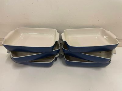 une paire de plats à gratin bleus et blancs posés sur une table