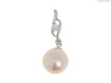 un gros plan d'un pendentif en perle et diamant sur fond blanc
