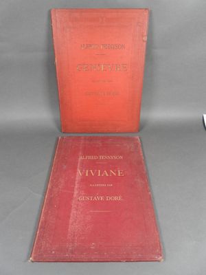 un vieux livre posé sur une table, à côté d'une souris