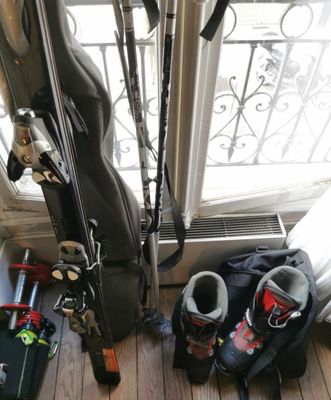 une paire de skis et une autre paire de skis posées par terre