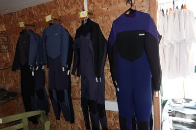 plusieurs combinaisons accrochées au mur d'une pièce