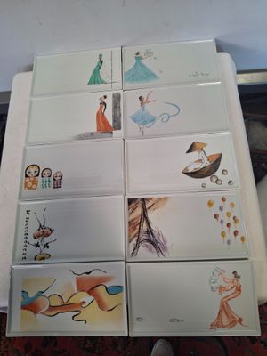 une photo montrant un tas de cartes posées sur une table
