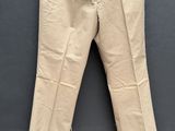 une photo d'un pantalon beige accroché au mur