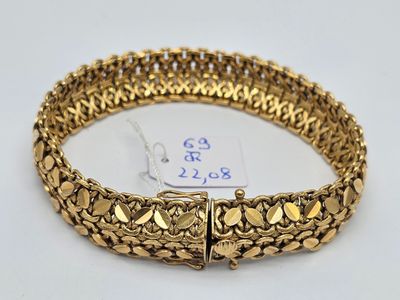 un bracelet en or sur fond blanc, avec une étiquette de prix