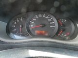 un gros plan sur le compteur de vitesse d'une voiture