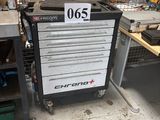 une photo d'un établi métallique muni de plusieurs tiroirs
