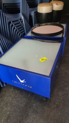 2 tables basses siglées GREY GOOSE et 4 poufs en skai