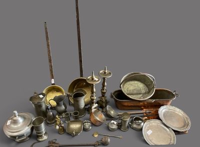un grand nombre d'objets en argent posés sur une table