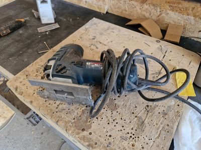 une photo d'une table sur laquelle est posée une ponceuse filaire