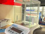 une photo d'une balance posée sur un plan de travail dans une cuisine