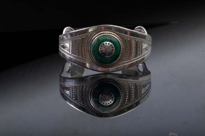Bracelet torque en argent berbere orné d'une pierre verte