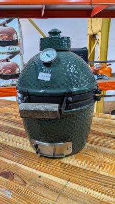 Le Big Green Egg est posé sur la table du magasin.