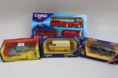trois jouets emballés représentant des camions de pompiers et une voiture dans une boîte