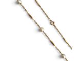 une paire de boucles d'oreilles composées de perles et d'une chaîne en or