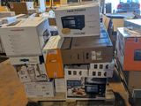 boîtes empilées les unes sur les autres sur une palette dans un entrepôt