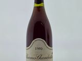 la bouteille de vin est posée sur la table sur la table