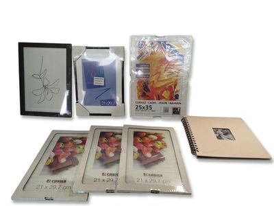 une photo représentant un lot de trois livres et un cahier