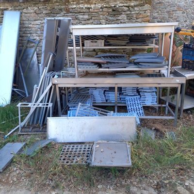 un tas de vieilleries devant un mur de briques