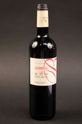 une bouteille de vin posée sur une table