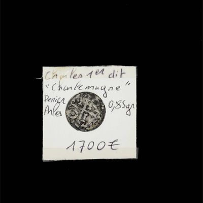 un morceau de papier sur lequel est représentée une pièce de monnaie