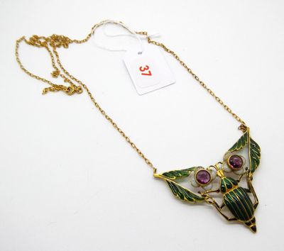 gros plan d'un collier sur une surface blanche avec une étiquette de prix
