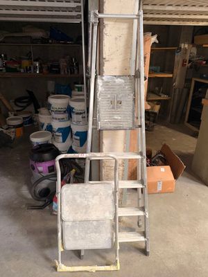 une échelle appuyée contre un mur dans un garage