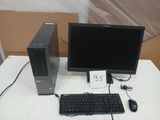 un ordinateur de bureau posé sur une table avec un clavier et une souris
