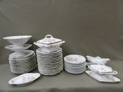 Partie de service en porcelaine, bords à contours, à décor f…