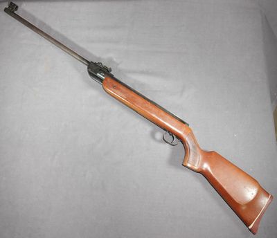 un fusil posé sur une table