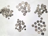 beaucoup de pièces qui sont sur la table