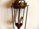 une lampe posée sur une table sur laquelle se trouve une croix
