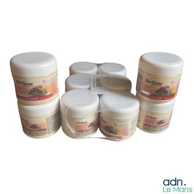 plusieurs pots de crème empilés les uns sur les autres sur une surface blanche