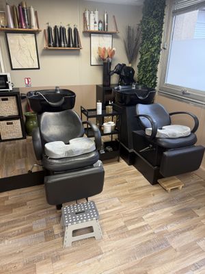 Deux bacs à shampoing avec fauteuil en skai noir