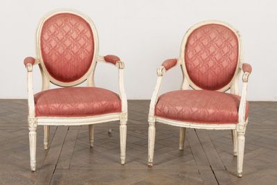 Deux fauteuils en bois mouluré et sculpté, à dossiers médail…