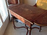 une table en bois avec une chaise devant une fenêtre