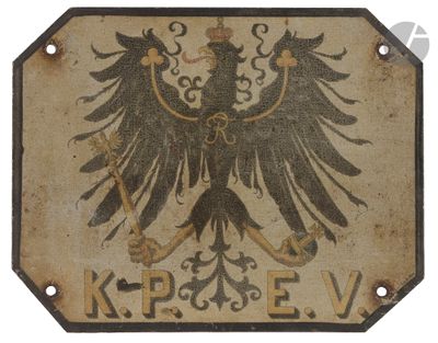un panneau sur lequel figure un aigle et où l'on peut lire « krp e v »