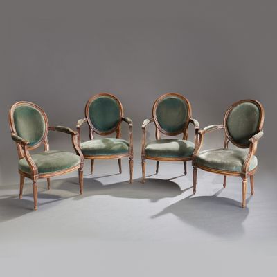 quatre chaises dotées de coussins rembourrés verts sont disposées en cercle