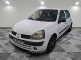 la photo d'une voiture blanche garée dans un garage