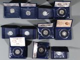 beaucoup de pièces d'argent dans un étui bleu