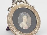 un cadre ancien contenant la photo d'une femme en robe