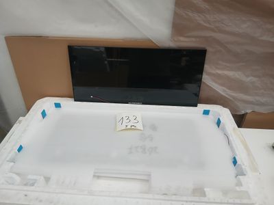 un ordinateur portable posé sur une boîte en plastique