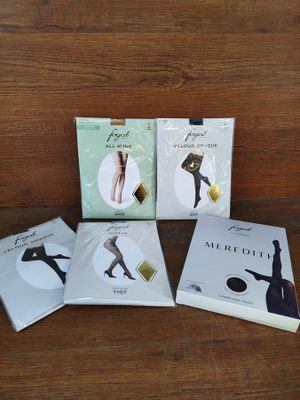 quatre livres posés sur une table en bois, avec une femme en robe et un homme en costume