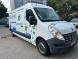 une camionnette blanche garée dans un parking