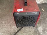 un radiateur rouge et noir posé par terre
