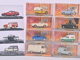 de nombreux types de voitures-jouets dans une vitrine